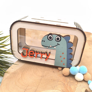 Dino Spardose personalisiert mit Namen in Wunschfarben, Sparbüchse, Sparschwein, Geldgeschenk, Geschenk Geburt, Taufe Geburtstag Dinosaurier