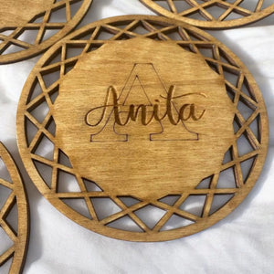 personalisierte Holz Untersetzer, Name, Monogram, Geschenk, Geburtstag, Hochzeit, Muttertag, Einzug, Tischset, Gläser, Tischdeko, Dekoration