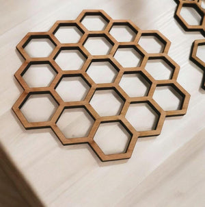 Untersetzer Set Honigwaben Honig Waben , inklusive Halter aus Holz, Geschenkidee Bienen Holzdesign, Durchmesser je Untersetzer 12,5 cm Biene