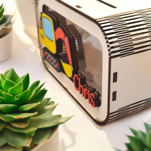 Spardose Bagger personalisiert mit Namen in Wunschfarben, Sparbüchse, Sparschwein, Geldgeschenk, Geschenk Geburt, Taufe, Geburtstag, Truck