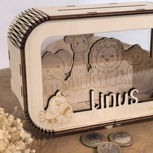 Spardose personalisiert mit Namen, Sparbüchse, Sparschwein, Geldgeschenk, Geschenk zur Geburt, Taufe, Geburtstag, Löwe Elefant Affe Safari