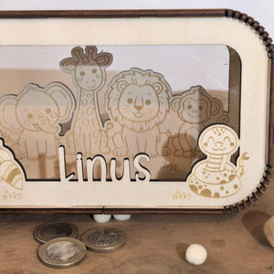 Spardose personalisiert mit Namen, Sparbüchse, Sparschwein, Geldgeschenk, Geschenk zur Geburt, Taufe, Geburtstag, Löwe Elefant Affe Safari