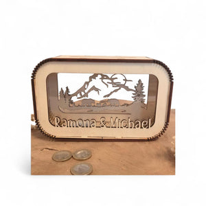 Spardose Reisekasse personalisiert mit Name, Geldgeschenk, Sparschwein Geburtstagsgeschenk Freundin Ehefrau Einzugsgeschenk, Berge, Camping