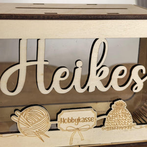 Spardose personalisiert mit Name, Geldgeschenk, Sparschwein Geburtstagsgeschenk Freundin Ehefrau Einzugsgeschenk Hobbykasse Stricken, Häkeln