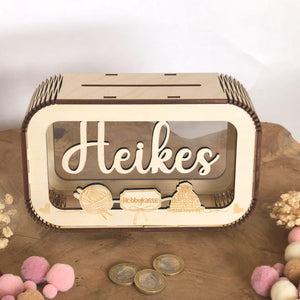 Spardose personalisiert mit Name, Geldgeschenk, Sparschwein Geburtstagsgeschenk Freundin Ehefrau Einzugsgeschenk Hobbykasse Stricken, Häkeln