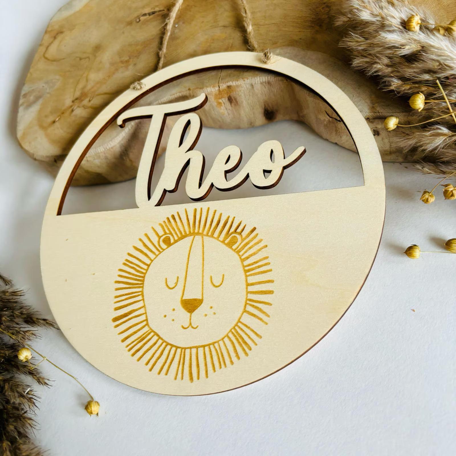 Türschild Löwe personalisiert fürs Kinderzimmer, gefertigt in Wunschfarben, Geschenk Taufe, Geburt, Kindergeburtstag, Namensschild, Tiere