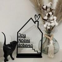 Haus mit Namen, Holzhaus personalisiert, 4mm Holz personalisierte Deko Wand Einzugsgeschenk, Türschild Familie, Geburtstagsgeschenk Hochzeit