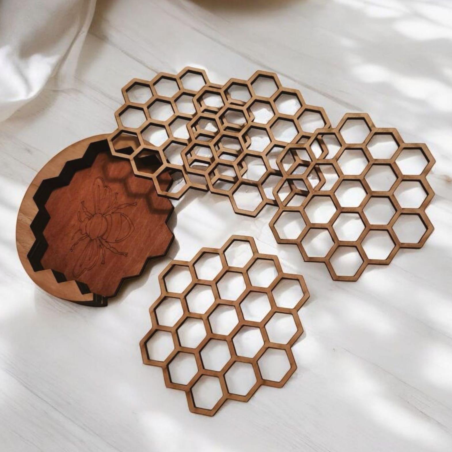 Untersetzer Set Honigwaben Honig Waben , inklusive Halter aus Holz, Geschenkidee Bienen Holzdesign, Durchmesser je Untersetzer 12,5 cm Biene