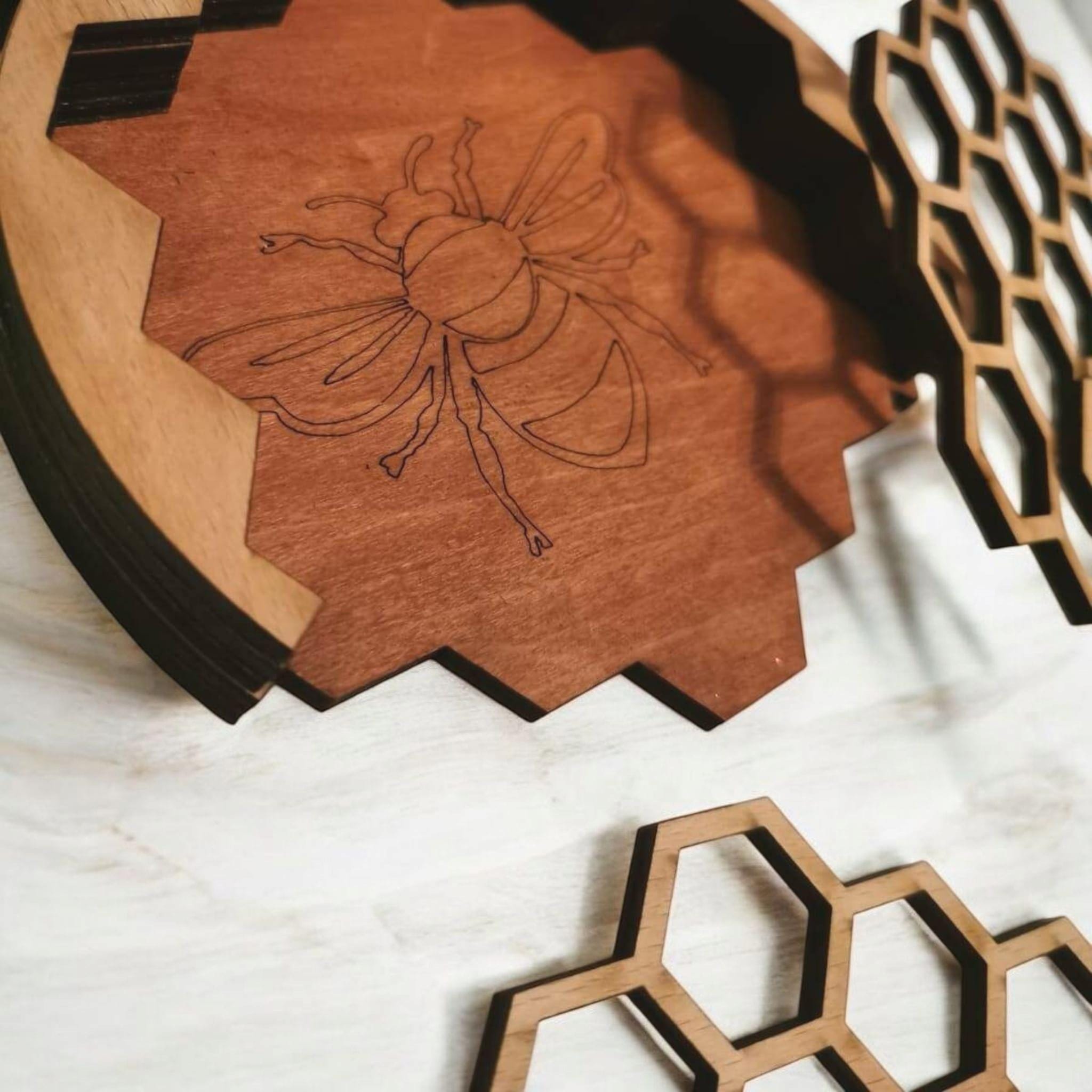 Untersetzer Set Honigwaben Honig Waben , inklusive Halter aus Holz, Geschenkidee Bienen Holzdesign, Durchmesser je Untersetzer 12,5 cm Biene