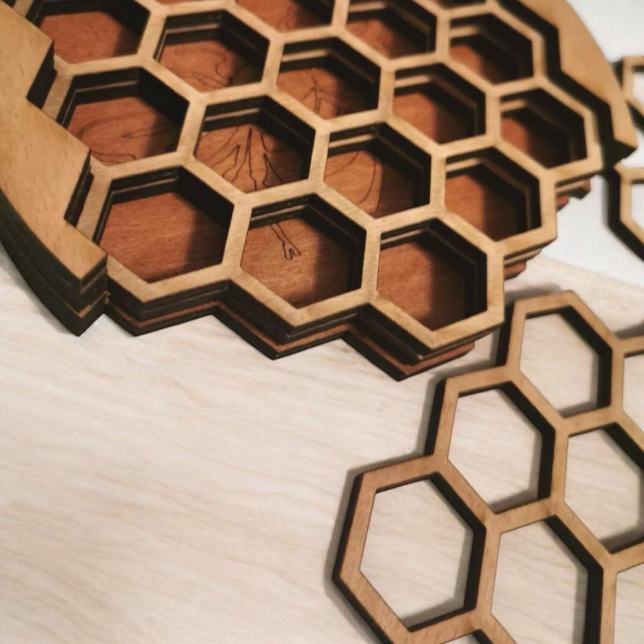 Untersetzer Set Honigwaben Honig Waben , inklusive Halter aus Holz, Geschenkidee Bienen Holzdesign, Durchmesser je Untersetzer 12,5 cm Biene