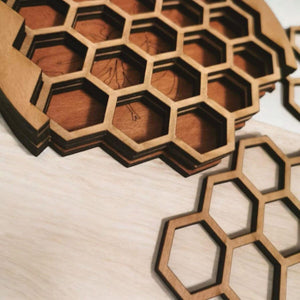 Untersetzer Set Honigwaben Honig Waben , inklusive Halter aus Holz, Geschenkidee Bienen Holzdesign, Durchmesser je Untersetzer 12,5 cm Biene