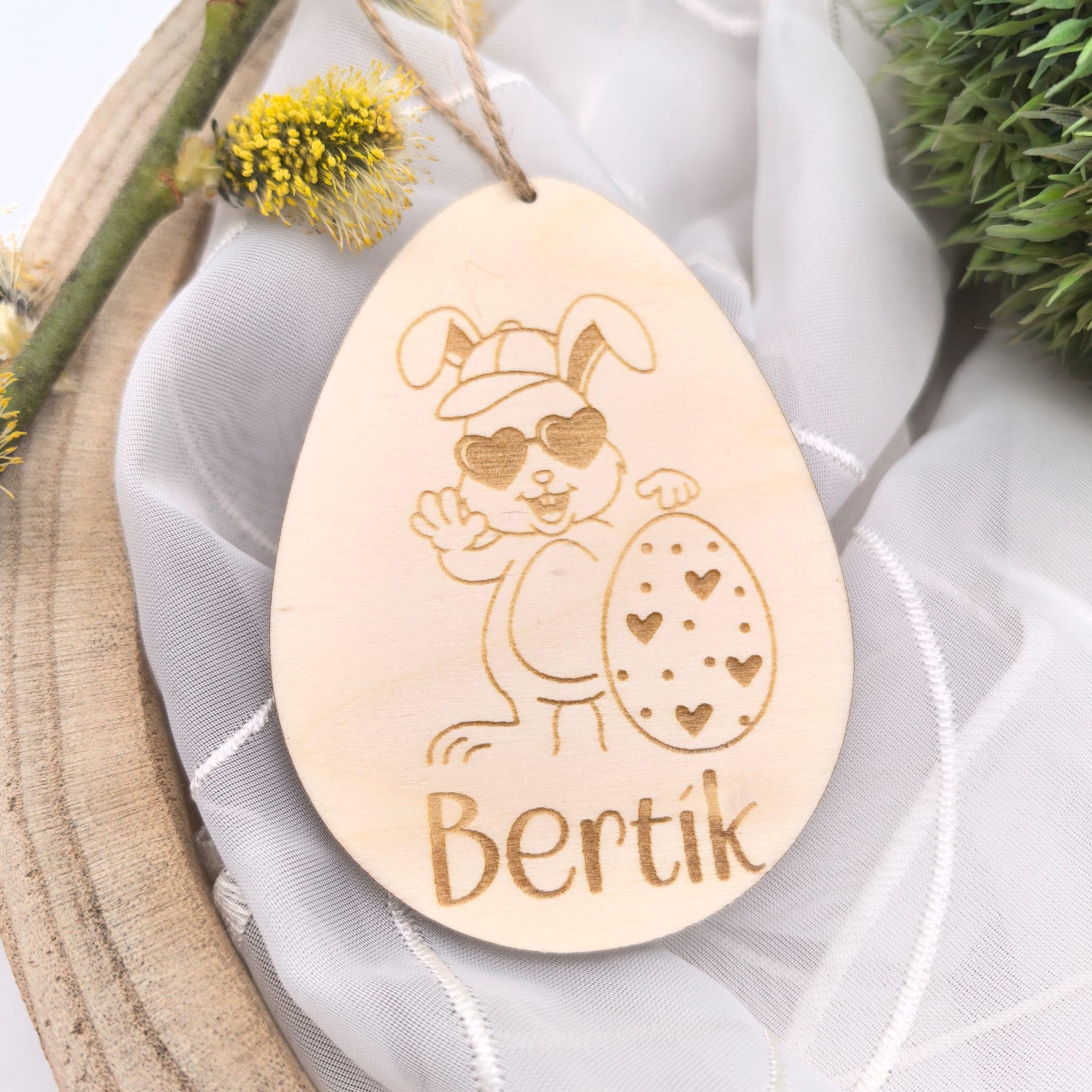 Ostereier zum aufhängen, Osteranhänger, Ostergeschenk personalisiert, Geschenkanhänger Ostern, Osterdeko Holz, Osterhase, Hase mit Blumen