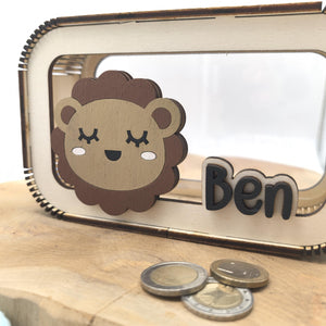 Spardose Löwe personalisiert mit Namen in Wunschfarben, Sparbüchse, Sparschwein, Geldgeschenk, Geschenk Geburt, Taufe, Geburtstag, Löwen