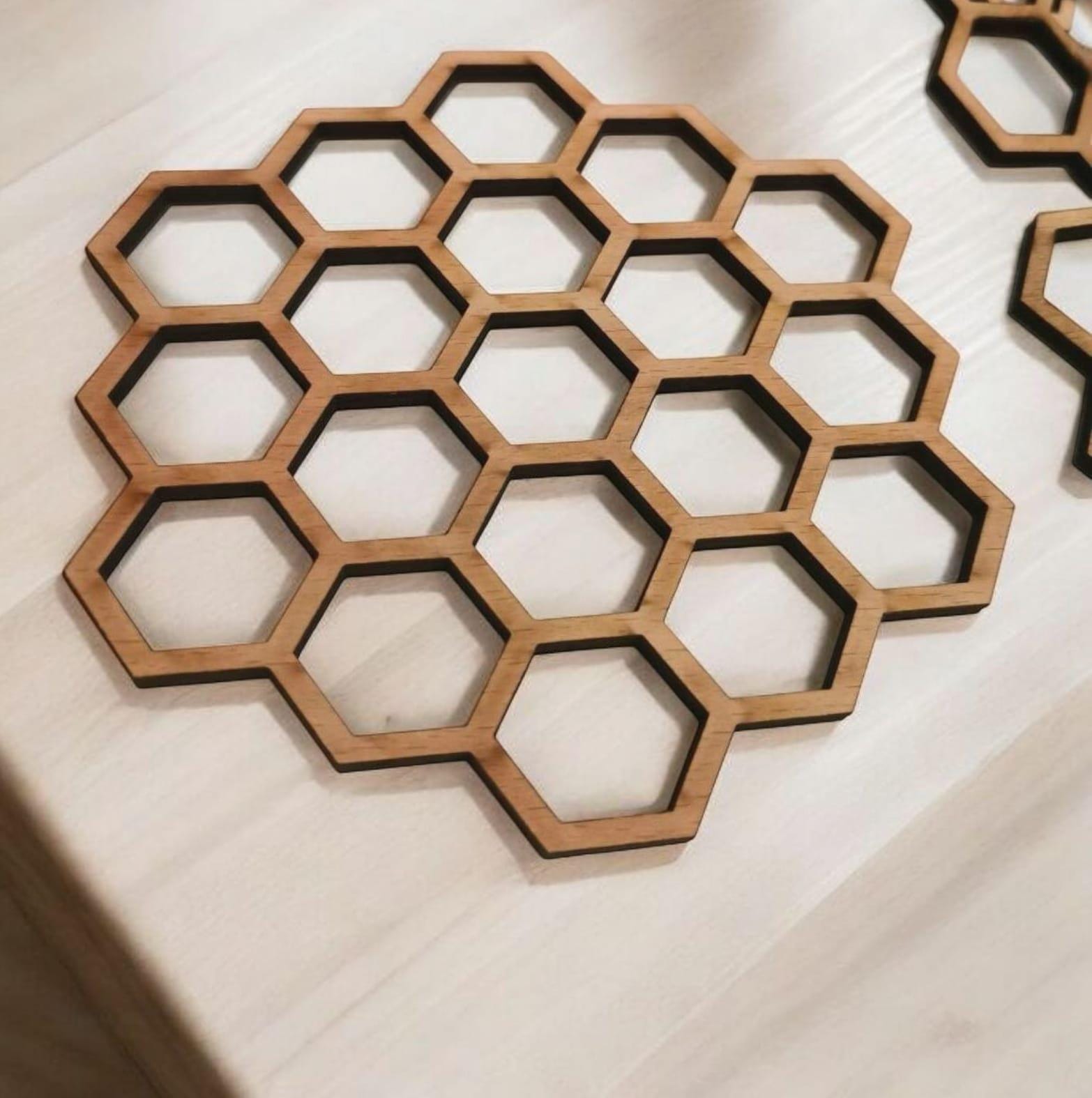 Untersetzer Set Honigwaben Honig Waben , inklusive Halter aus Holz, Geschenkidee Bienen Holzdesign, Durchmesser je Untersetzer 12,5 cm Biene