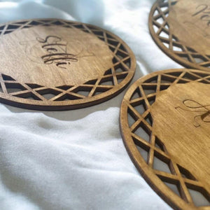 personalisierte Holz Untersetzer, Name, Monogram, Geschenk, Geburtstag, Hochzeit, Muttertag, Einzug, Tischset, Gläser, Tischdeko, Dekoration