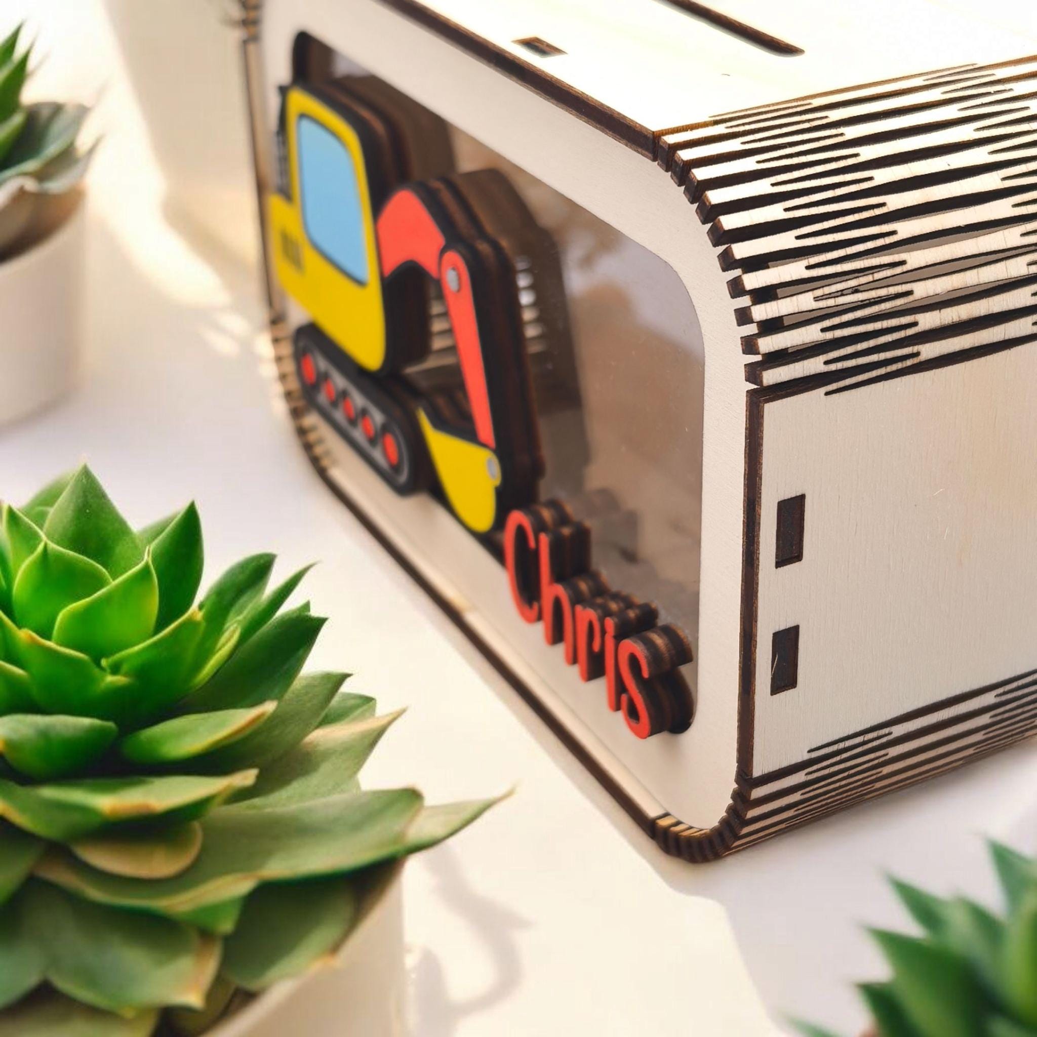 Spardose Bagger personalisiert mit Namen in Wunschfarben, Sparbüchse, Sparschwein, Geldgeschenk, Geschenk Geburt, Taufe, Geburtstag, Truck