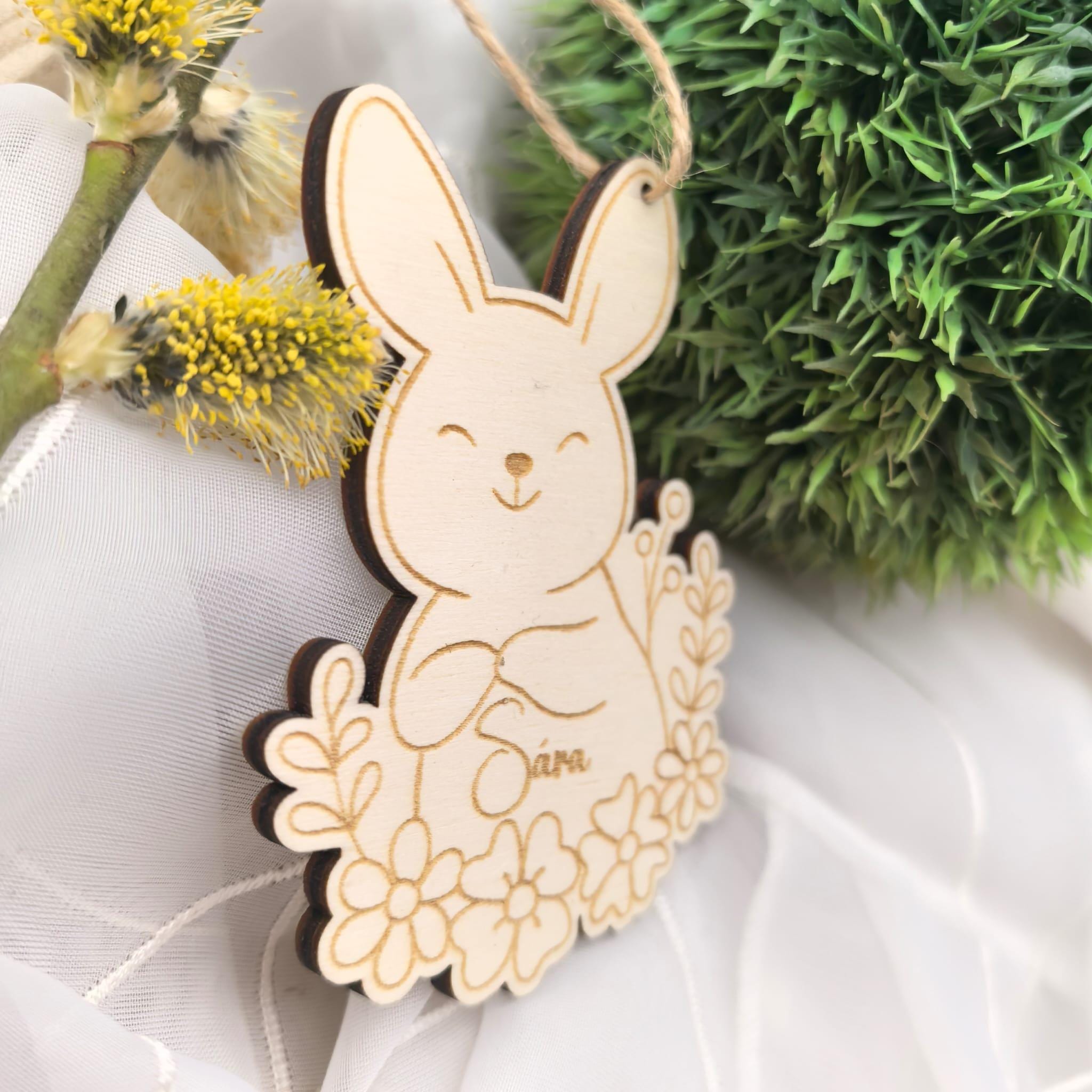 Ostereier zum aufhängen, Osteranhänger, Ostergeschenk personalisiert, Geschenkanhänger Ostern, Osterdeko Holz, Osterhase, Hase mit Blumen