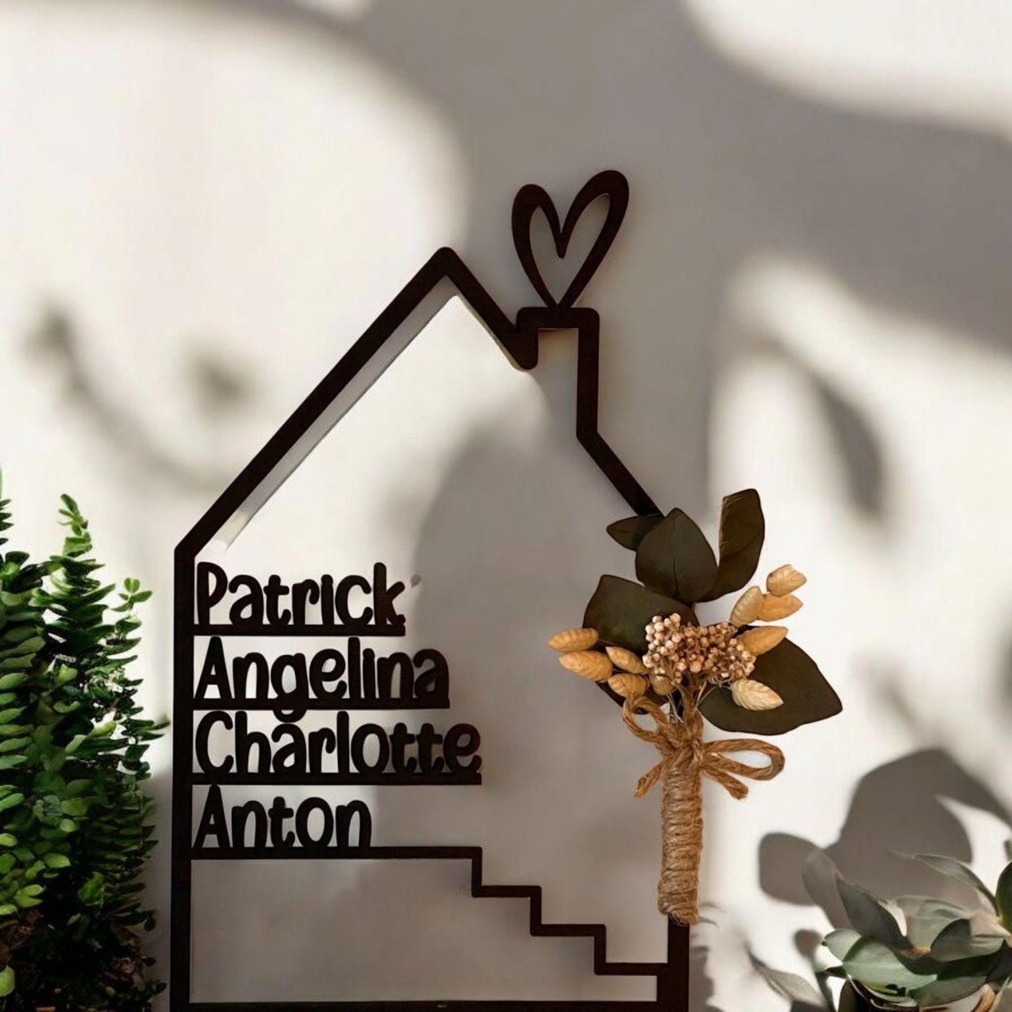 Haus mit Namen Trockenblumen Holzhaus personalisiert, personalisierte Deko Wand Einzugsgeschenk, Türschild Familie, Geburtstagsgeschenk