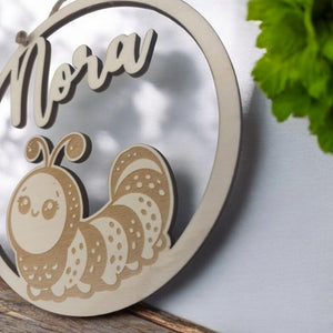 Personalisiertes Namensschild, Türschild, Holzschild Kinder Baby, Geschenk Geburt Taufe Geburtstag, Kinderzimmer Patenkind, Raupe, Wurm