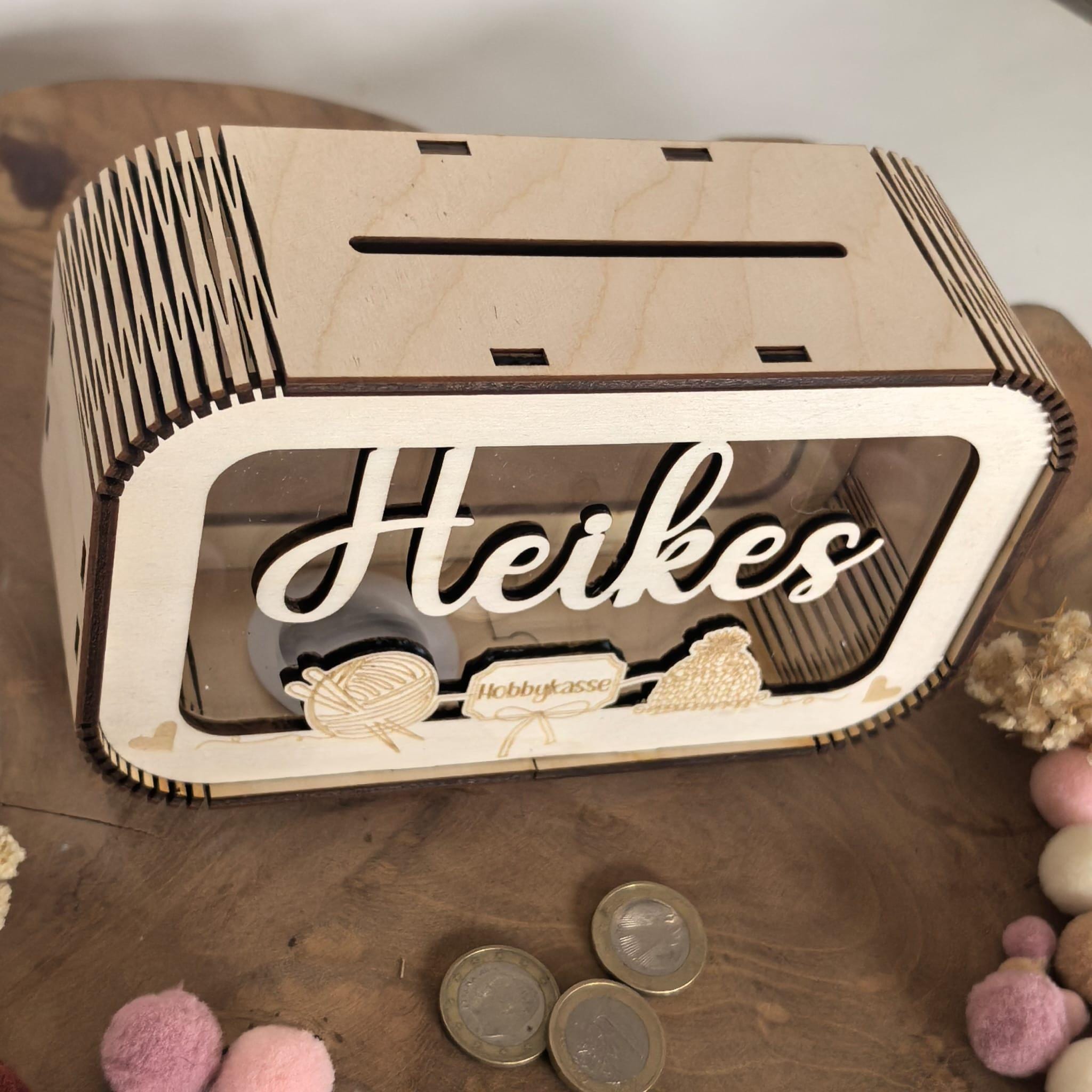 Spardose personalisiert mit Name, Geldgeschenk, Sparschwein Geburtstagsgeschenk Freundin Ehefrau Einzugsgeschenk Hobbykasse Stricken, Häkeln