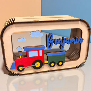 Zug Spardose personalisiert mit Namen in Wunschfarben, Sparbüchse, Sparschwein, Geldgeschenk, Geschenk Geburt, Taufe, Geburtstag Bahnhof