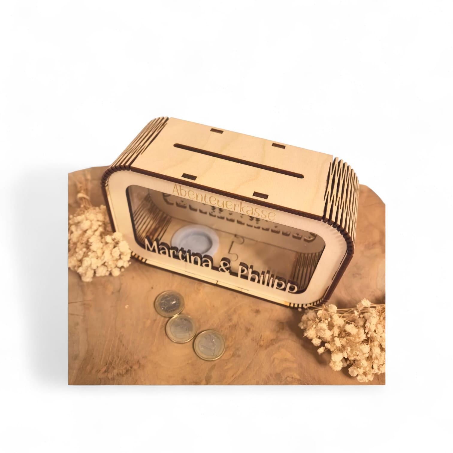 Spardose Reisekasse personalisiert mit Name, Geldgeschenk, Sparschwein Geburtstagsgeschenk Freundin Ehefrau Einzugsgeschenk, Berge, Camping