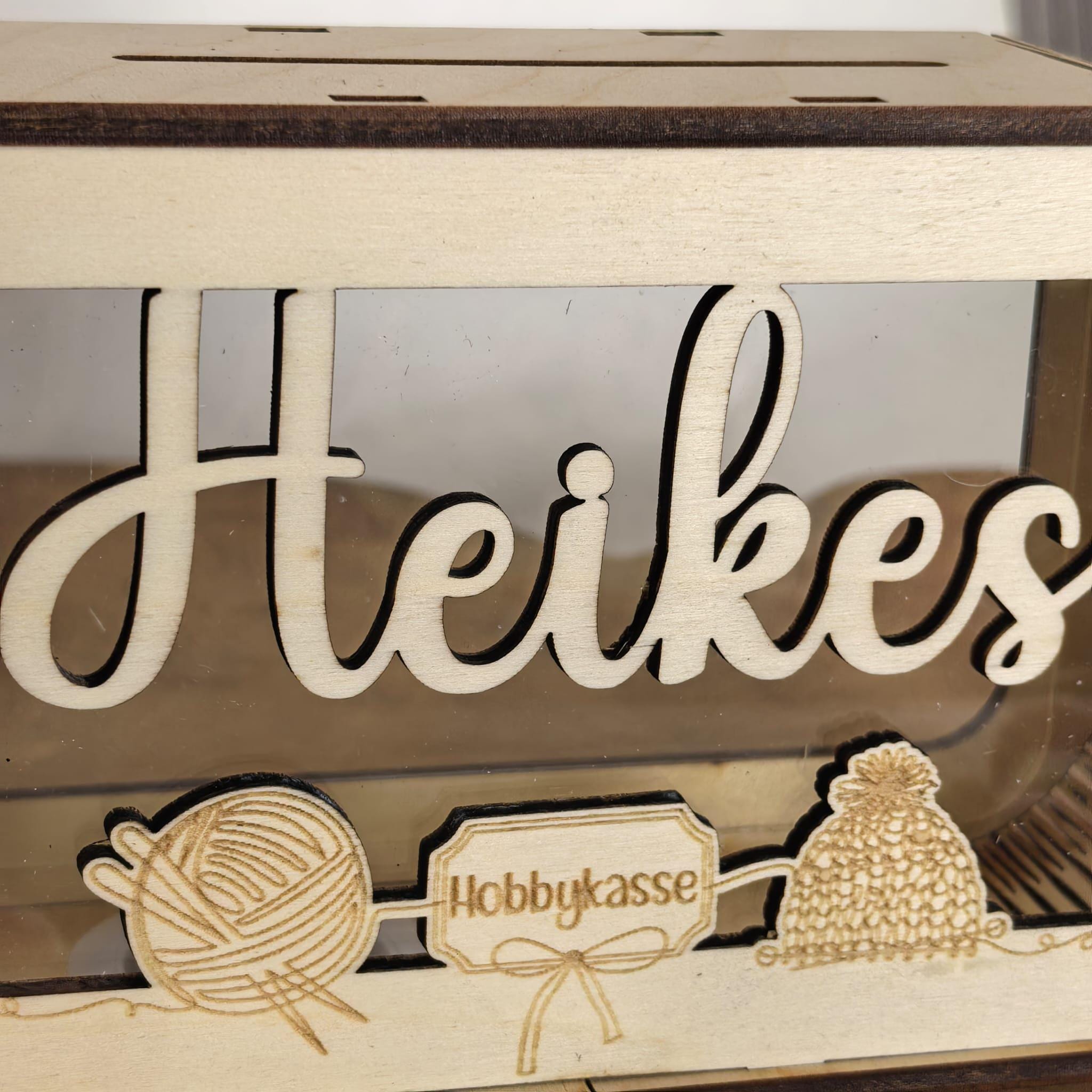 Spardose personalisiert mit Name, Geldgeschenk, Sparschwein Geburtstagsgeschenk Freundin Ehefrau Einzugsgeschenk Hobbykasse Stricken, Häkeln