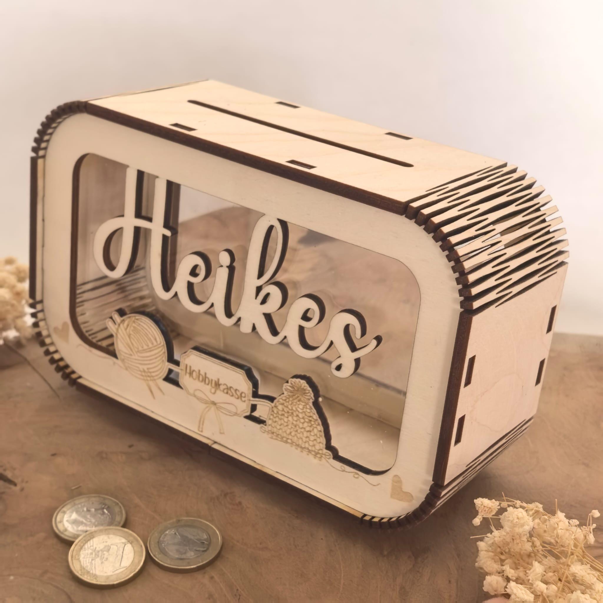 Spardose personalisiert mit Name, Geldgeschenk, Sparschwein Geburtstagsgeschenk Freundin Ehefrau Einzugsgeschenk Hobbykasse Stricken, Häkeln