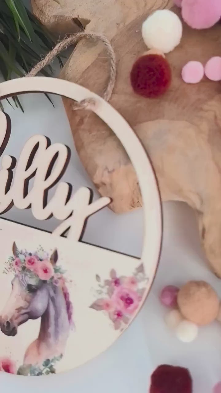 Türschild personalisiert fürs Kinderzimmer mit Pferd, gefertigt in Wunschfarben, Geschenk Taufe, Geburt, Kindergeburtstag, Namensschild