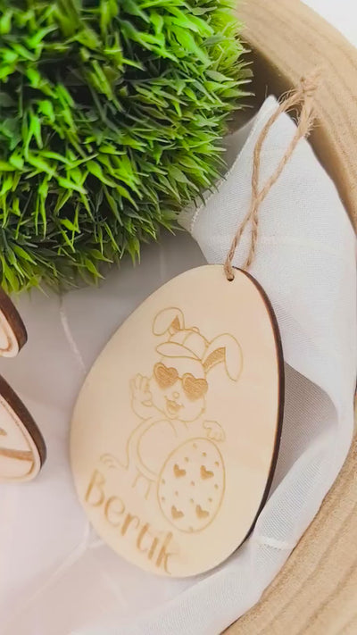 Ostereier zum aufhängen, Osteranhänger, Ostergeschenk personalisiert, Geschenkanhänger Ostern, Osterdeko Holz, Osterhase, Hase mit Blumen