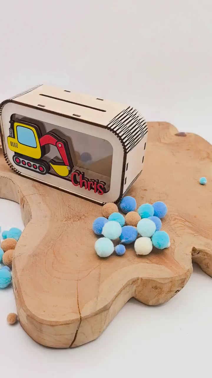 Spardose Bagger personalisiert mit Namen in Wunschfarben, Sparbüchse, Sparschwein, Geldgeschenk, Geschenk Geburt, Taufe, Geburtstag, Truck