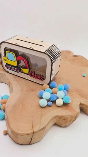 Spardose Bagger personalisiert mit Namen in Wunschfarben, Sparbüchse, Sparschwein, Geldgeschenk, Geschenk Geburt, Taufe, Geburtstag, Truck