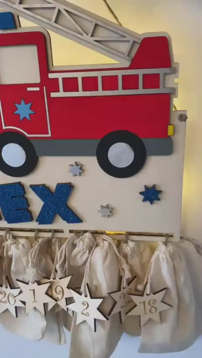 Adventskalender XXL Feuerwehr aus Holz, personalisiert mit Wunschtext und in Wunschfarbe, Geschenkidee, Babys Weihnachten,  Feuerwehrauto