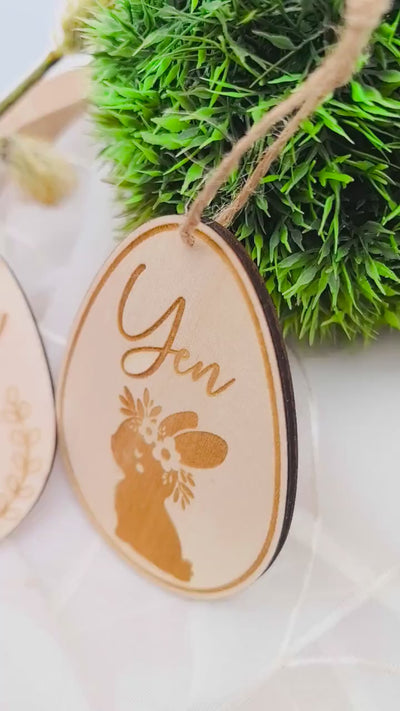 Ostereier zum aufhängen, Osteranhänger, Ostergeschenk personalisiert, Geschenkanhänger Ostern, Osterdeko Holz, Osterhase, Hase mit Blumen